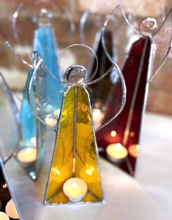 Make this cute copper foiled Christmas Angel on this workshop at Vitreus Art