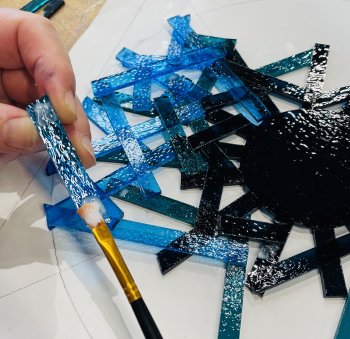Make a superb fused glass bowl on this all inclusive glass fusing workshop with Vitreus Art