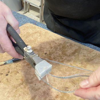 Learn which breaking tool to use for different cuts on this masterclass workshop at Vitreus Art