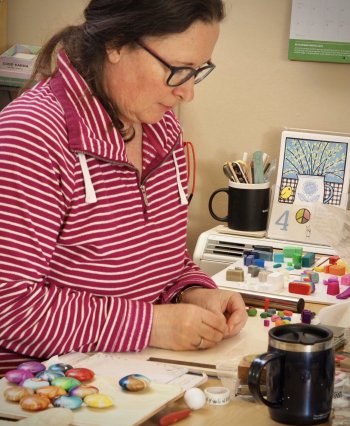 Lizzi Bucklow Holt, also known as Bizzi Zizzi teaches polymer clay workshops at Vitreus Art