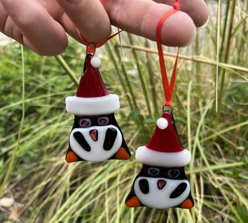 Make two christmas santa penguins on this workshop with Vitreus Art
